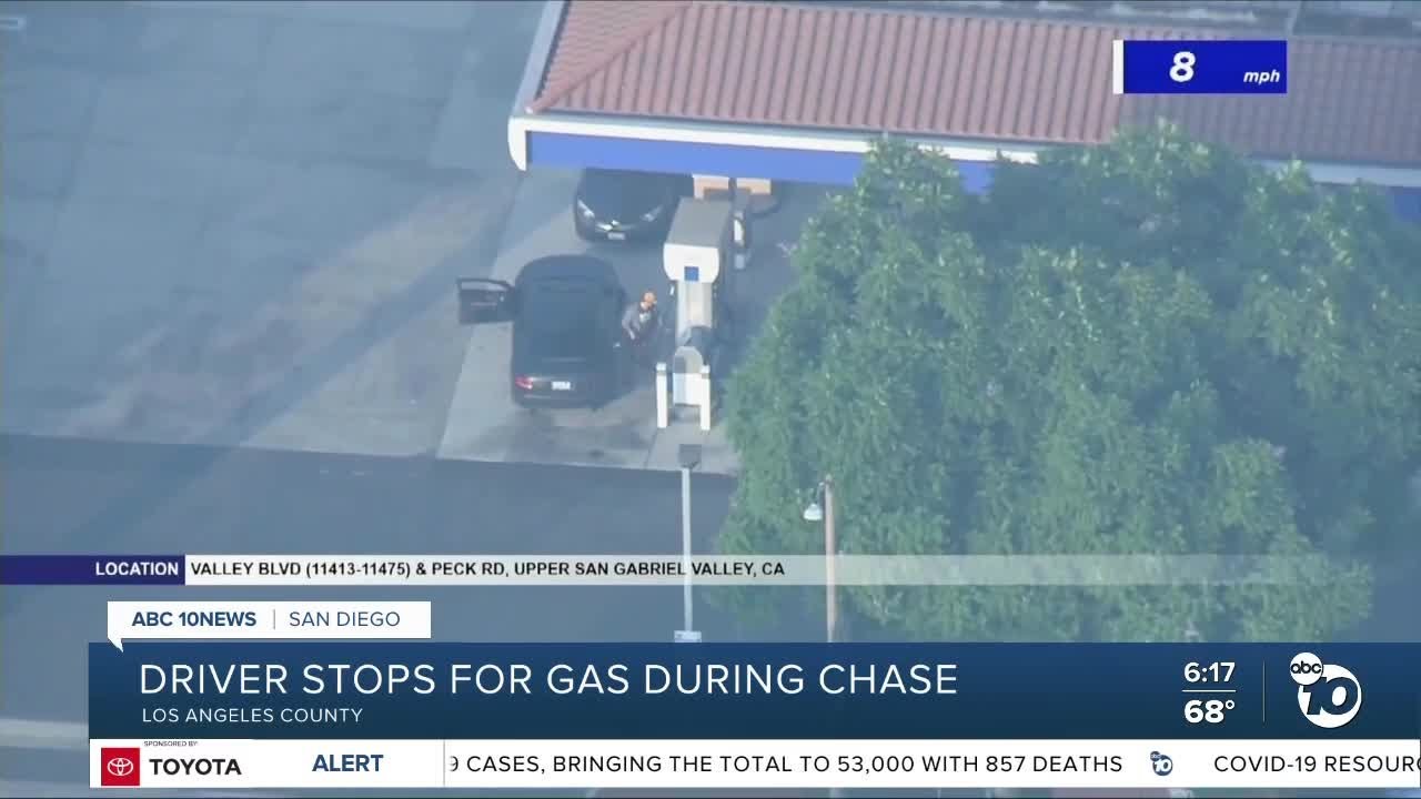 Driver stops for gas during high-speed pursuit - YouTube