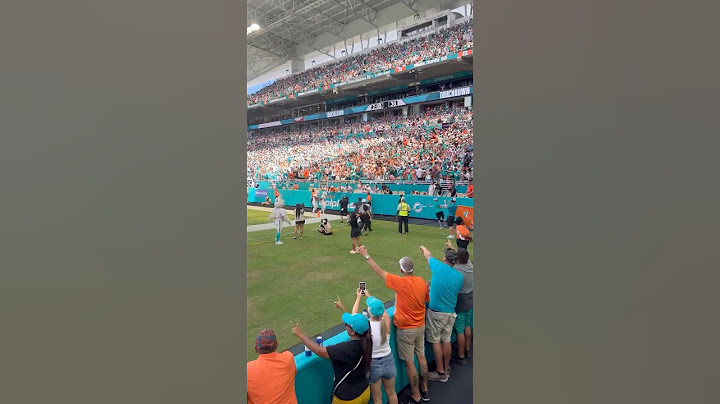Tyreek Hill with the HANDCUFF celebration 💀
