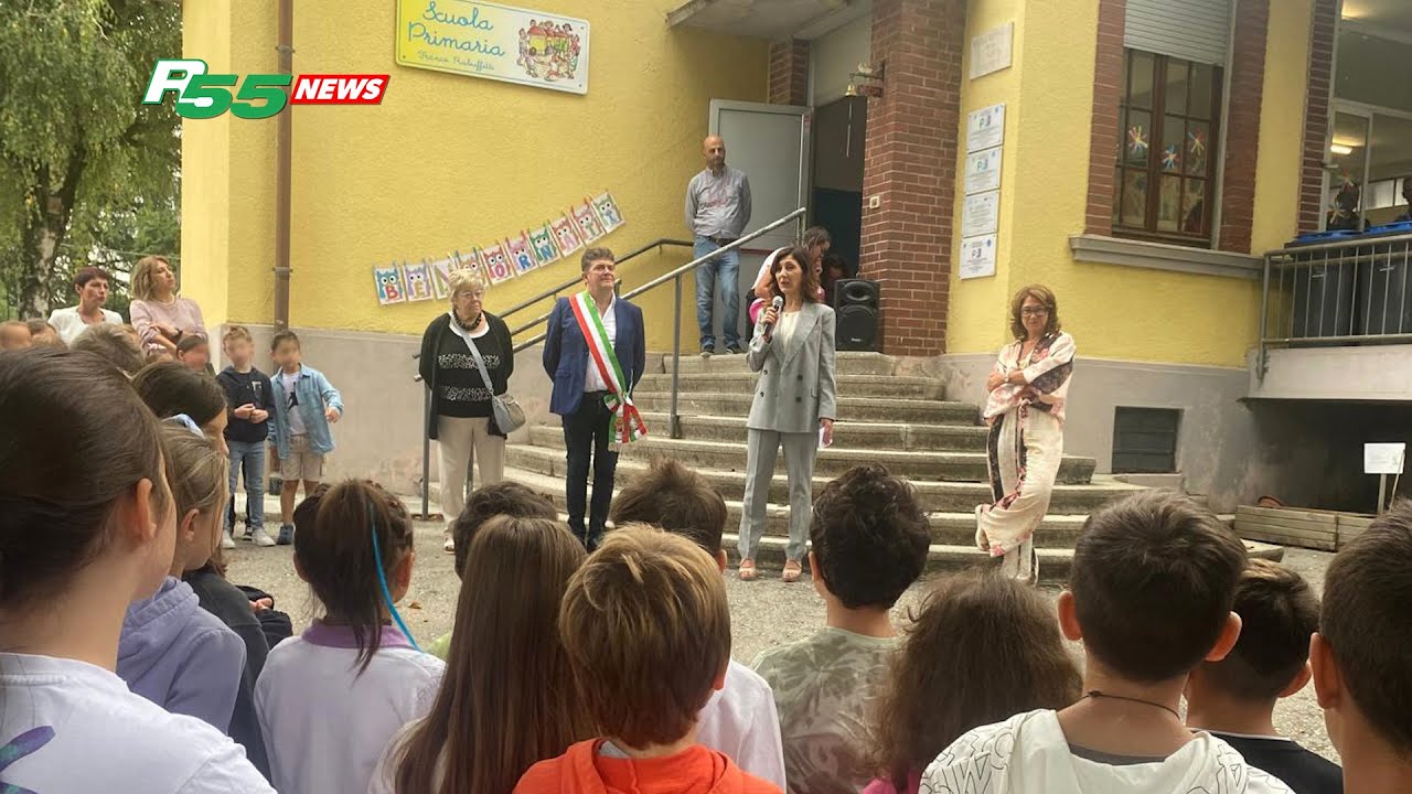 Albizzate - Inno e alzabandiera nelle scuole rinnovate