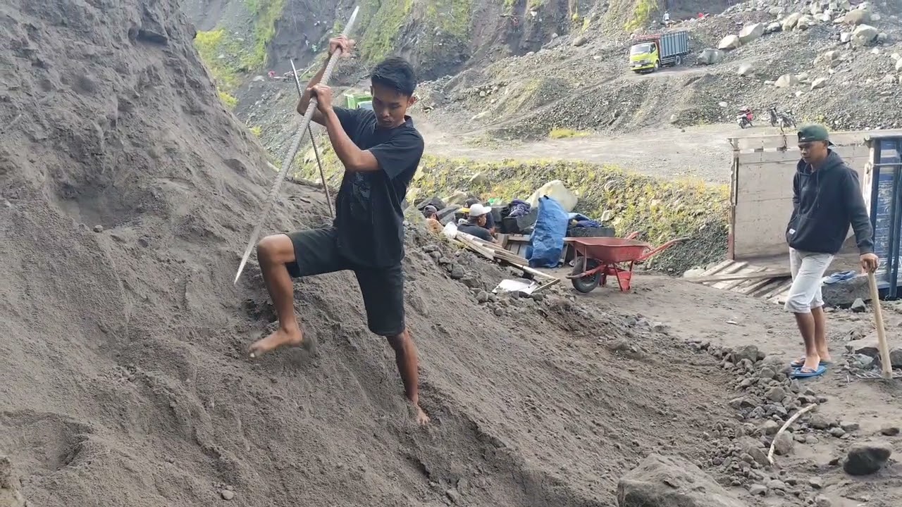 Looking for big rocks on the cliff | sand miners, volcanic ash #manualsandminers 