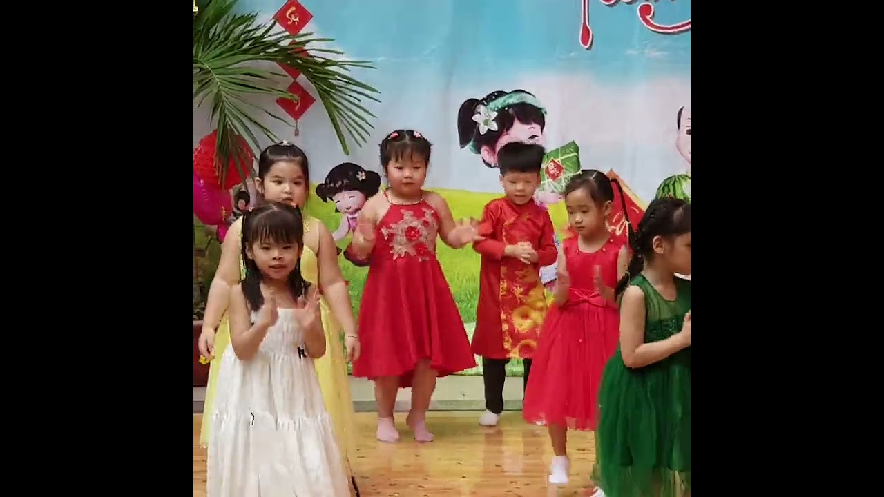 Mừng xuân 2023! Bé Bảo Trân - Múa chuyện cũ bỏ qua trường Mầm Non P12