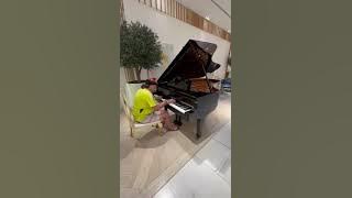 Fairuz-Ateny Al nay in an artists-designers mall / اعطني الناي و غني-فيروز-عزف لايف على اروع  بيانو