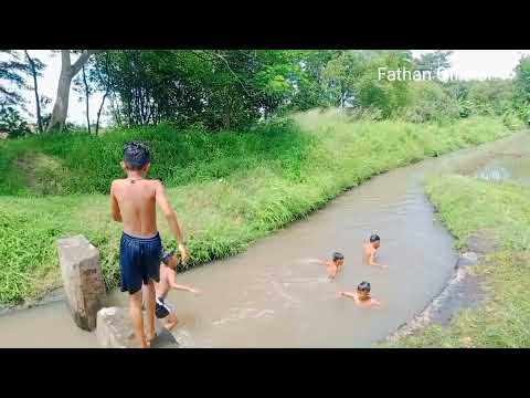 Mandi di Sungai Bocil bocil Desa