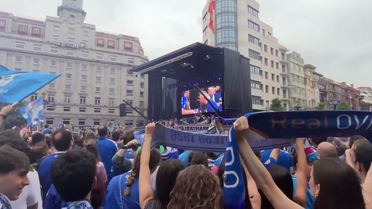 Ambiente festivo por el ascenso del Real Oviedo a Primera, Plaza de la escandalera, Oviedo