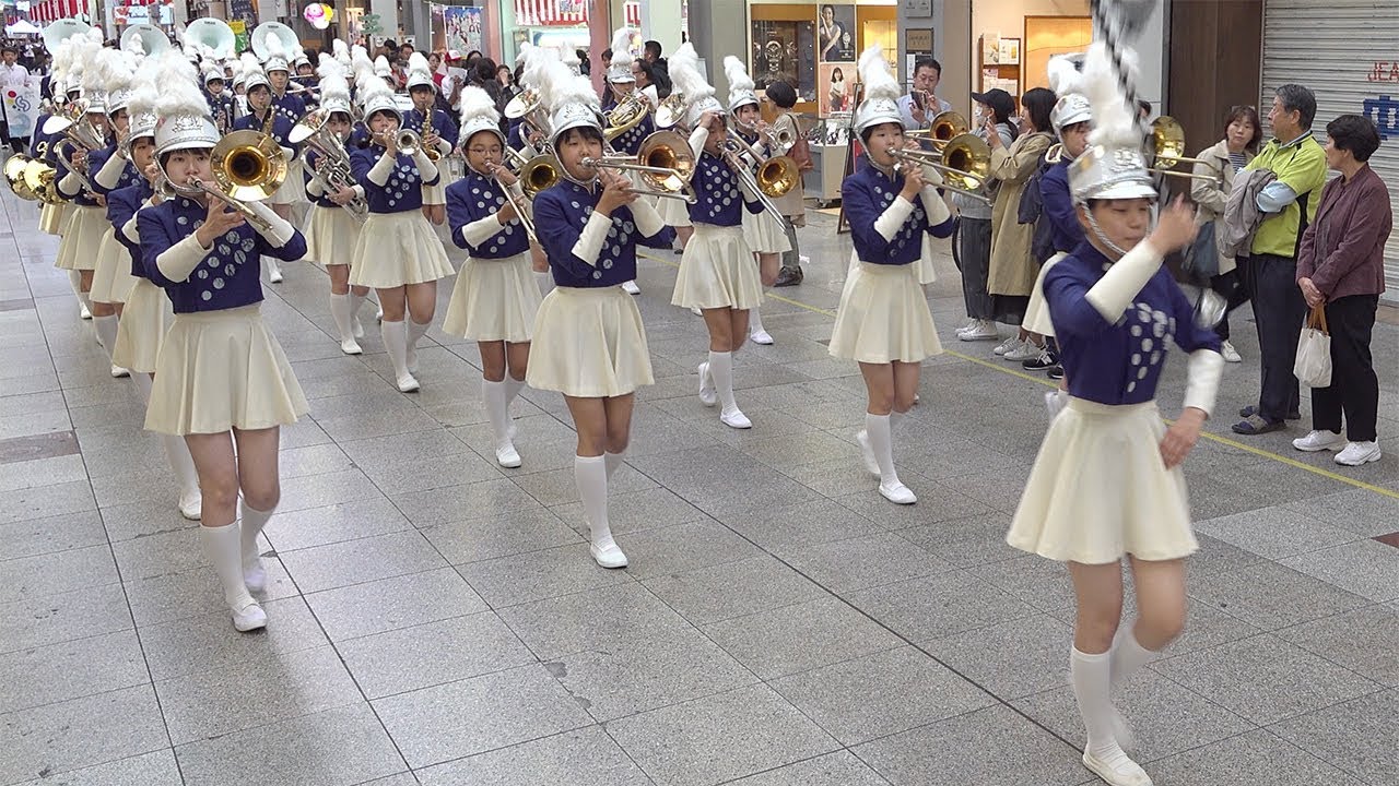 マーチング女子