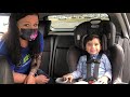 How to safely buckle a child in a car seat. (English)