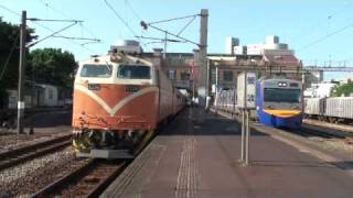 2008-11-22 08:54 E200莒光號通過(EMU700 於2B月台待避 2/3)