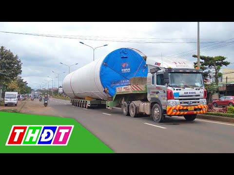 Video Gia Lai: Xe siêu trường chở thiết bị điện gió cán chết... - youtube
