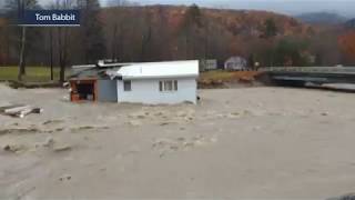 Home swept away in New Hampshire أمريكا : مياه الفياضانات تقتلع بيتا من مكانه في هامشير