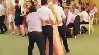 Крутой прикол на свадьбе. Крутой прикол на свадьбе.