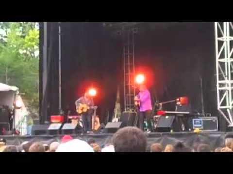 Scott McCaughey and Jeff Tweedy perform "The Famil...
