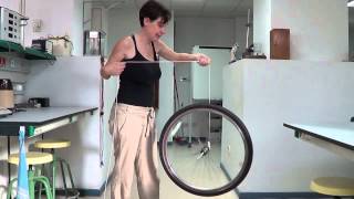 Angular momentum in a bicycle wheel / Momento angular en una rueda de bici
