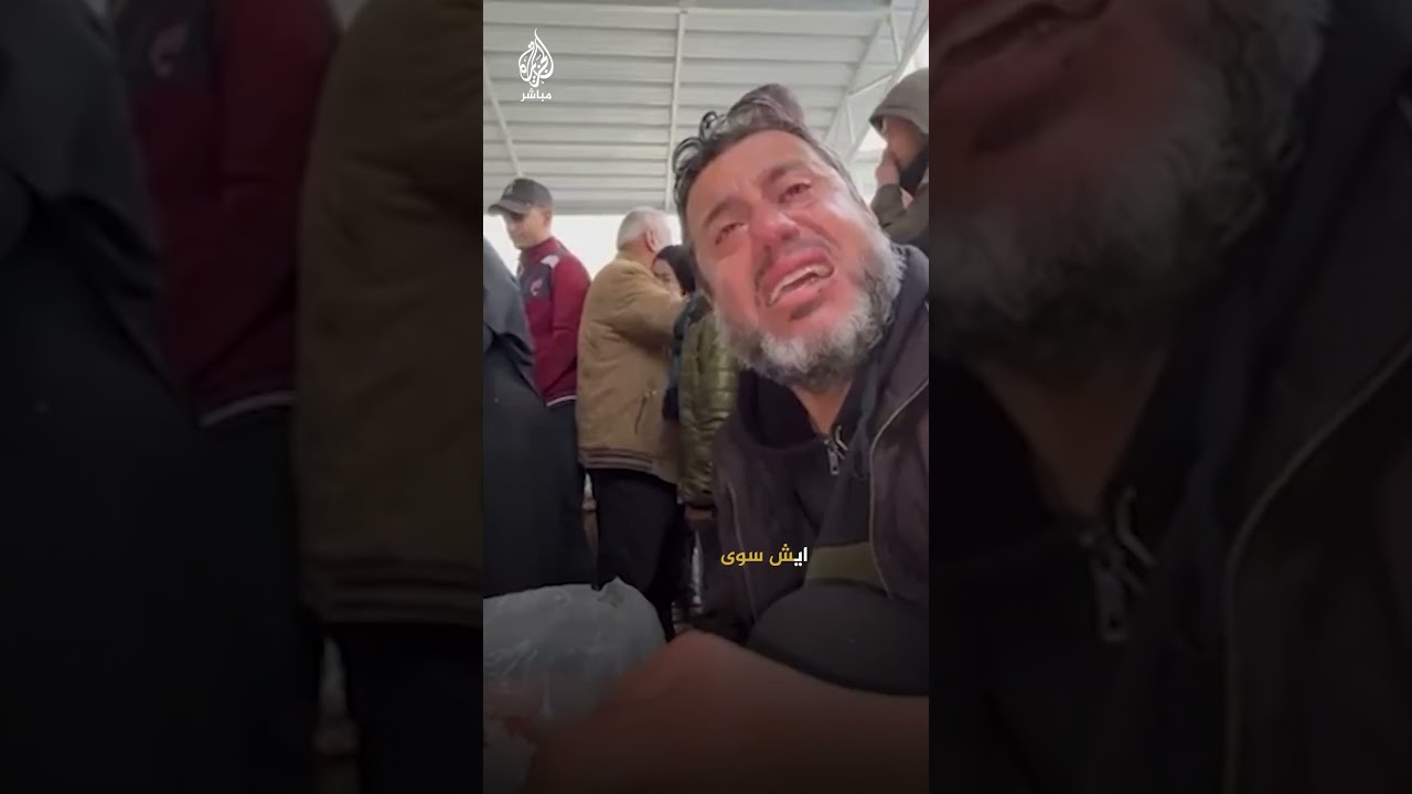 " كان صاحبي ورفيقي".. أب ينفطر من البكاء حزنًا على طفله الشهيد بعد قصف إسرائيلي شرقي رفح
