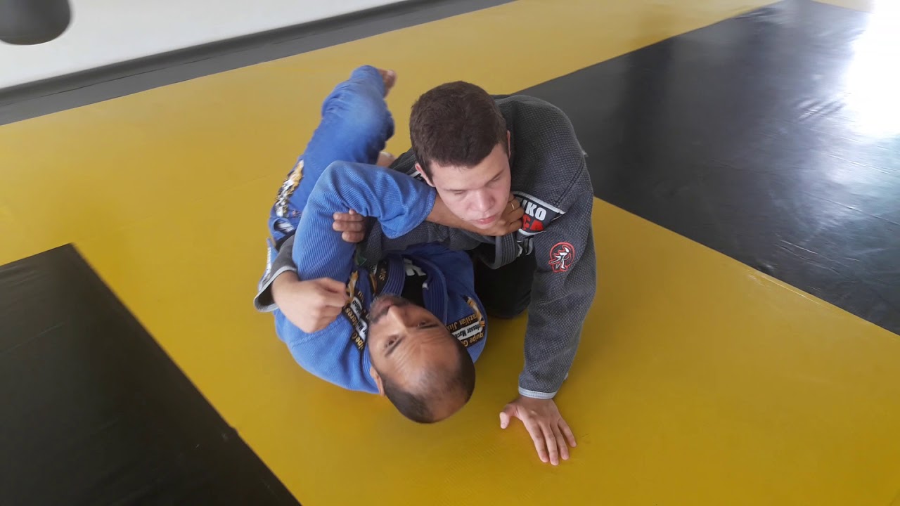 Ataque de meia guarda raspa e finalização