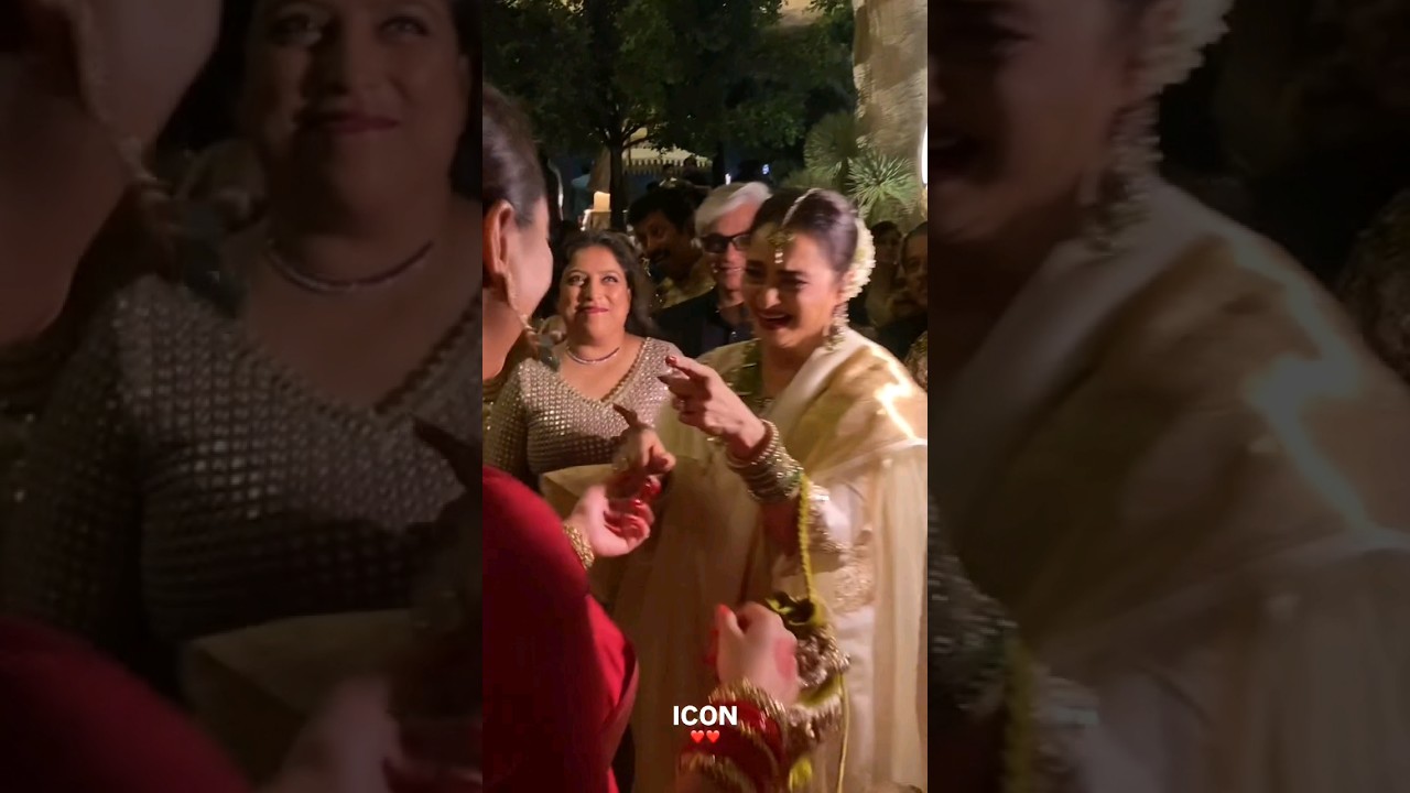 Rekha GROOVES with Sonakshi Sinha at her wedding reception 🤩 