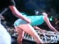 mujer cae del escenario "bailando"? SIENTE EL CHOQUE SIENTE EL CHOKE