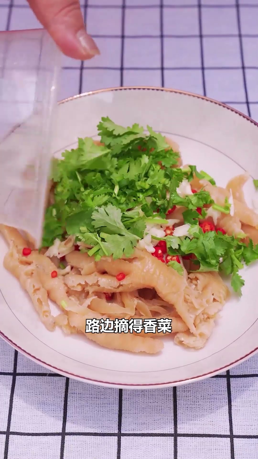 Boniu Sells Spicy And Sour Chicken Feet For 10,000 Yuan Per Serving, Would You Buy It? #funny