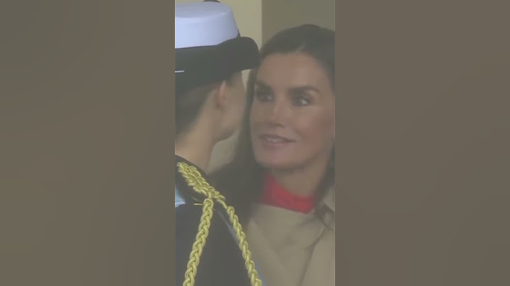La reina Letizia y la princesa Leonor se refugian de la lluvia durante el desfile militar por el 12O