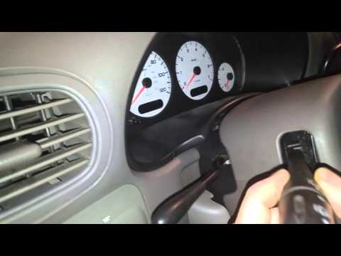 Video: 2007 Dodge Caravan'daki sigorta paneli nerede?