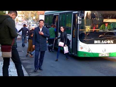 Как чиновники "давились" в переполненном автобусе Шымкента