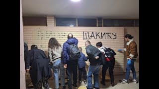 Prekrečen grafit u ulazu Dinka Gruhonjića