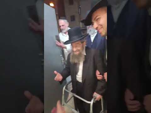 👑כבוד התורה ההדדי: מרן פוה"ד הרב זילברשטיין שליט''א קבע מזוזה בבית החדש של רבי מסעוד בן שמעון שליט"א