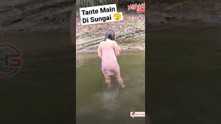 Tante Main Di Sungai 🫣