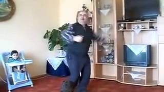 Yasli Adam Kopuyor Apaci Dansi