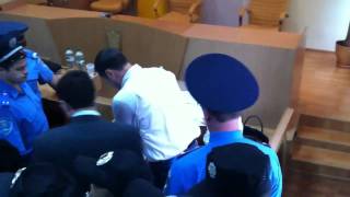 Арест Тимошенко(http://uch.org.ua/all/video/3414-yuliya-timoshenko-arestovana-v-zale-suda-video.html., 2011-08-05T16:09:18.000Z)