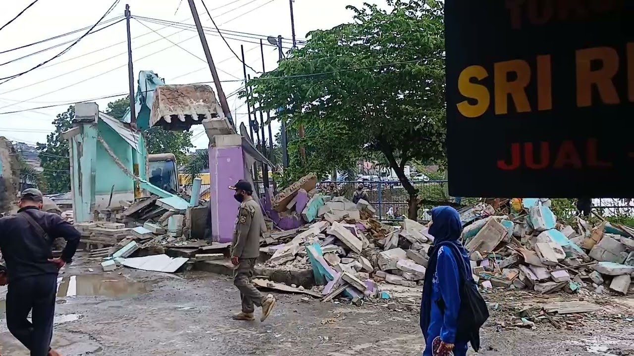 Pembongkaran Pinggiran Kios Pasar Cibinong Indah