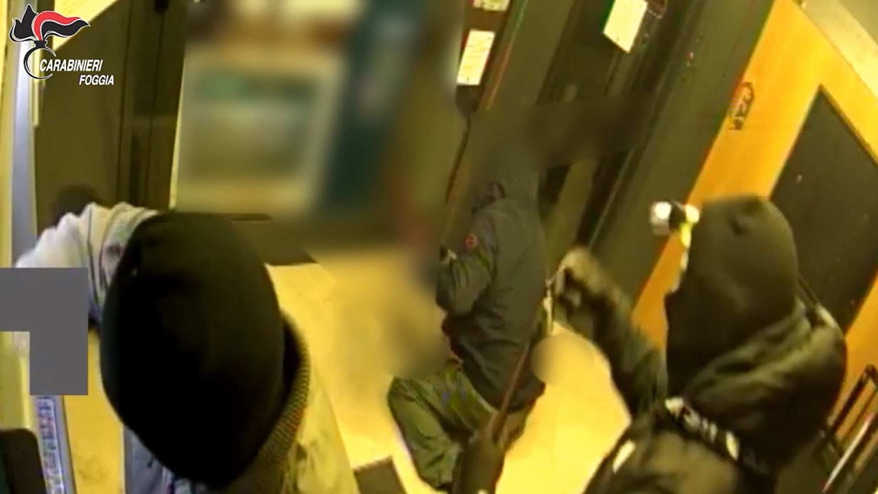 Assalti ai bancomat, arrestata banda accusata di colpi nel Pavese