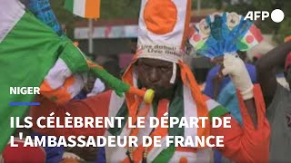 Des manifestants célèbrent le départ de l'ambassadeur de France du Niger | AFP