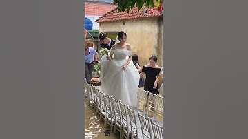 Hàng xóm làm thuyền hoa 