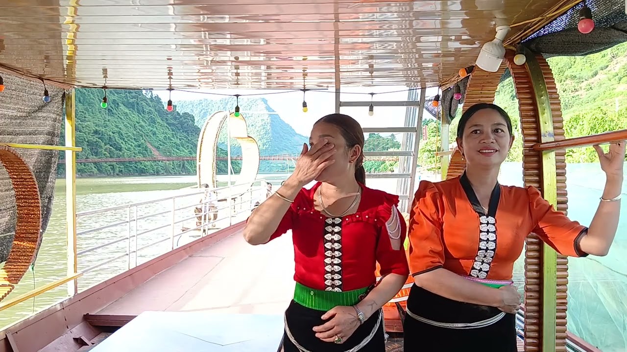 Nang Lốt với Lò Lả hát đối đáp rất hay mời mọi người lắng nghe