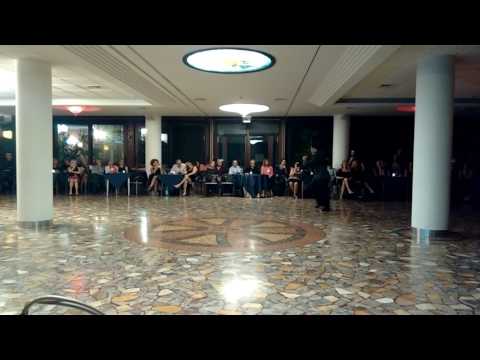 Agustina Gomez y Joaquín Besga bailan en la milonga "Tanguera"