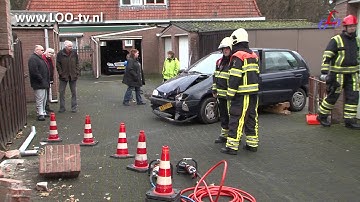 Auto tegen garage Parkstraat Brunssum