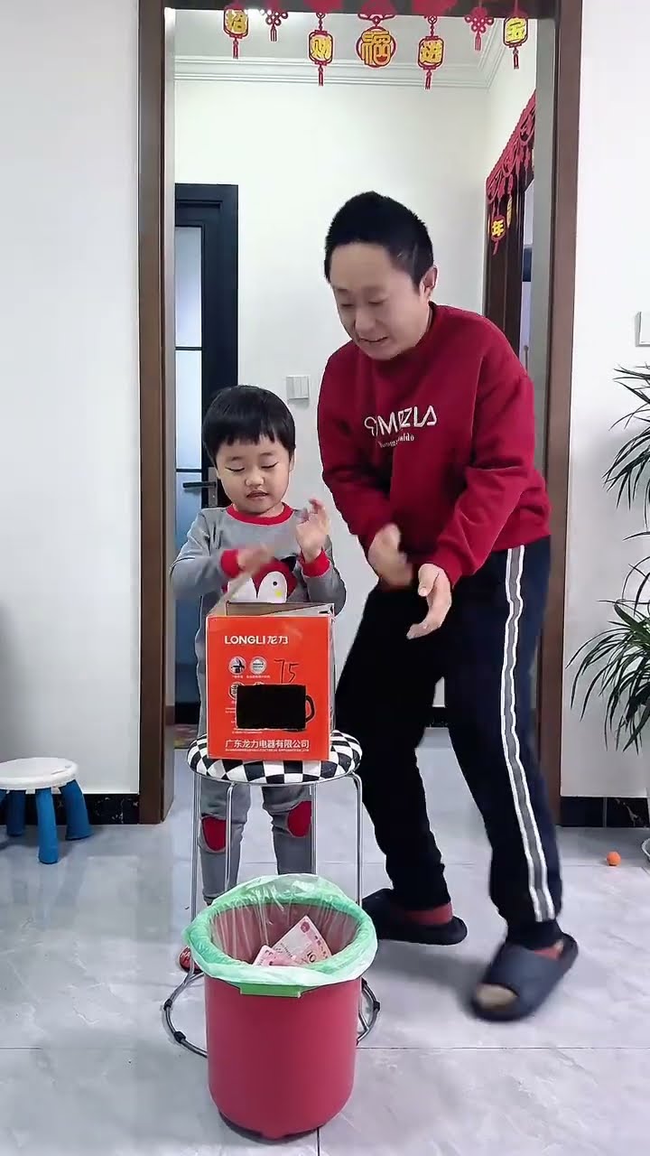 让爸爸给买点零食也太难了，我也只能出此下策了！#Cute baby#Cute#呆萌小米宝#聪明宝宝#萌娃