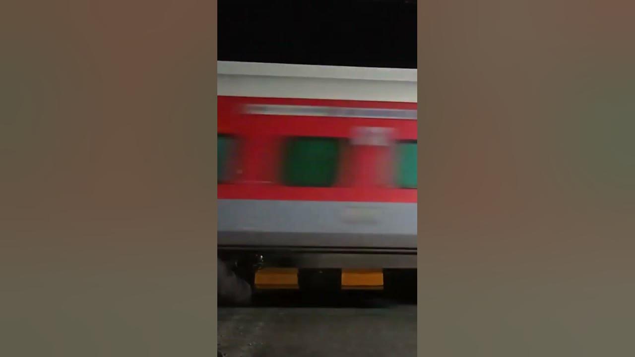 12512/GORAKHPUR RAPTI SAGAR EXPRESS CROSSING HIGH SPEED RAILWAY ...