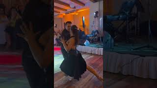 Johana Copes y Leandro Oliver bailan 