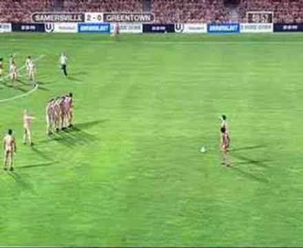 Nackend Fussball spielen