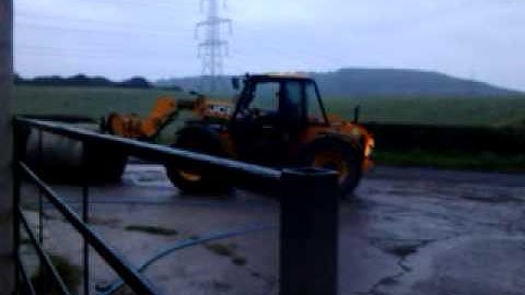 Jcb unloading bales
