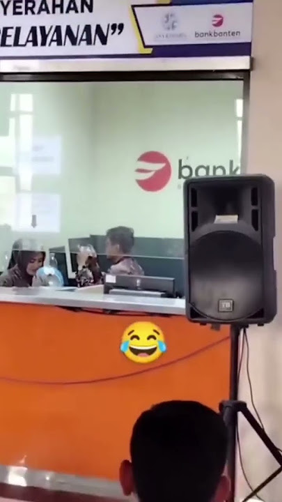 PETUGAS SAMSAT/PENGAWAL BANK BANTEN KEDAPATAN ASIK MAIN GAME DISAAT RAMAI ORANG MENGANTRI