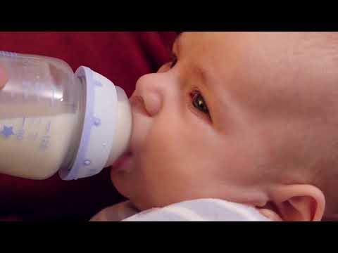 Vidéo: Comment Apprendre à Votre Bébé à Manger Au Biberon