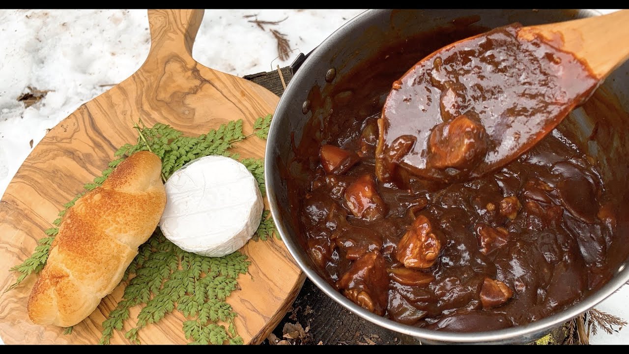 極寒の雪山で食べる癒しのビーフシチューランチに思わずため息をつく