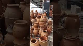 بعض المنتجات من صناعة الفخار التقليدية في اليمن والذي له امتداد منذ آلاف السنين.