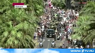2014.05.19 Звезды боевика «Неудержимые-3» прибыли в Канны на БТР 2014.05.19 Звезды боевика «Неудержимые-3» прибыли в Канны на БТР