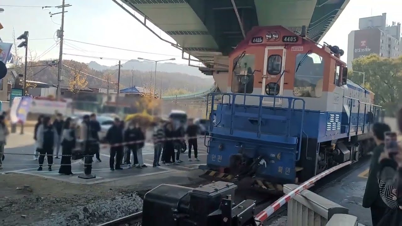 우리 학교(경민대학교) 앞! 교외선 학교앞 건널목 4400호대 디젤기관차 4405호 왕복 시운전(경적)