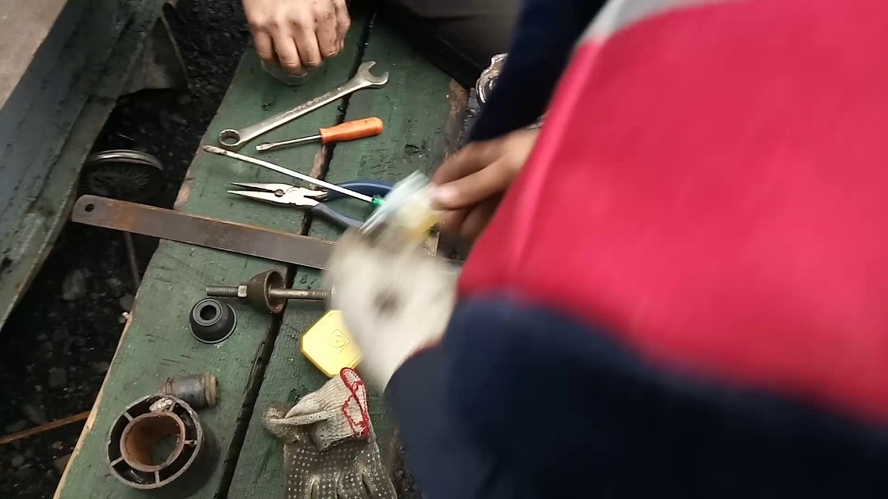 Как одеть пыльник на шаровую опору hyundai getz - YouTube