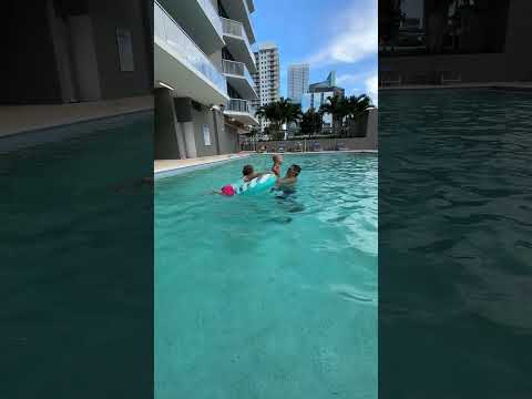 Малыш Дэвид плавает с Наоми и папой в бассейне. Короткое видео!