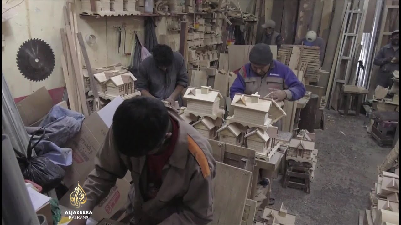 سجناء بوليفيون يصنعون نماذج خشبية